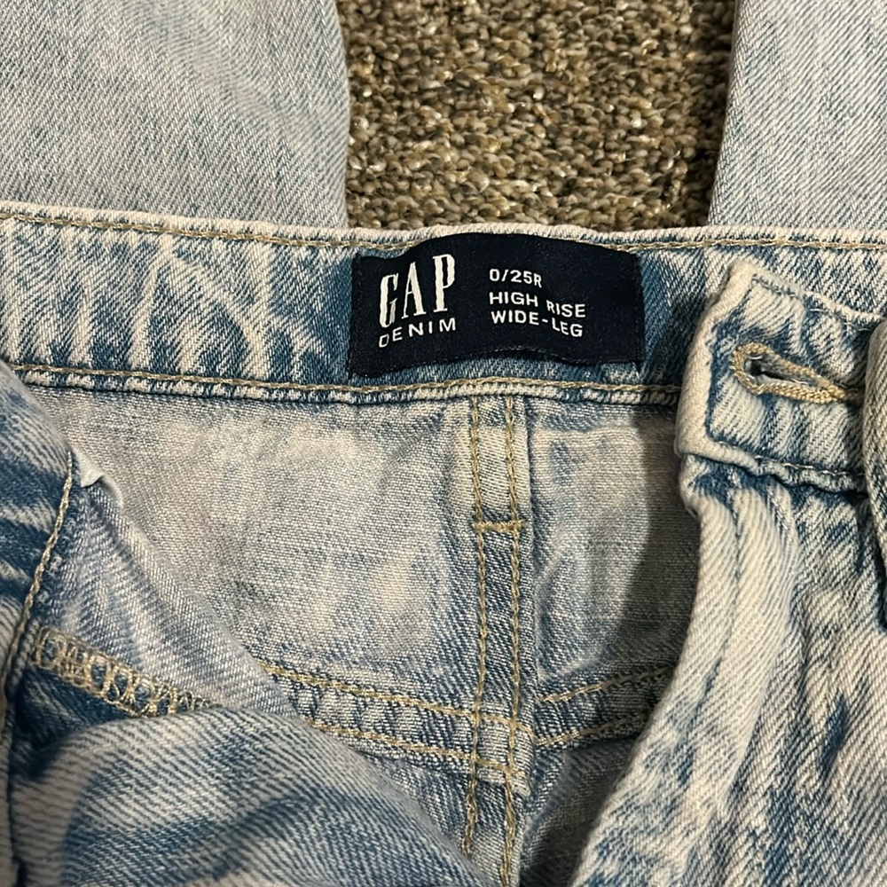 Like new Gap High Rise Wide Leg Jean in 25.